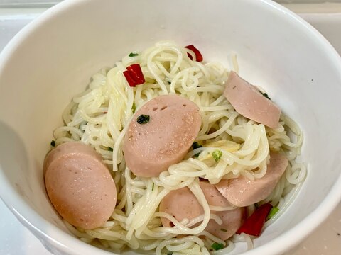 そうめんと魚肉ソーセージのペペロンチーノ風